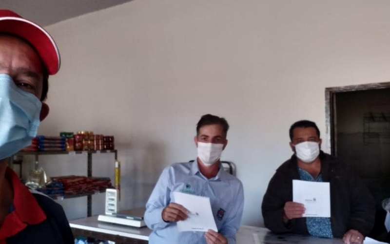 Vigilância Sanitária realiza entrega de máscaras e panfletos de Prevenção